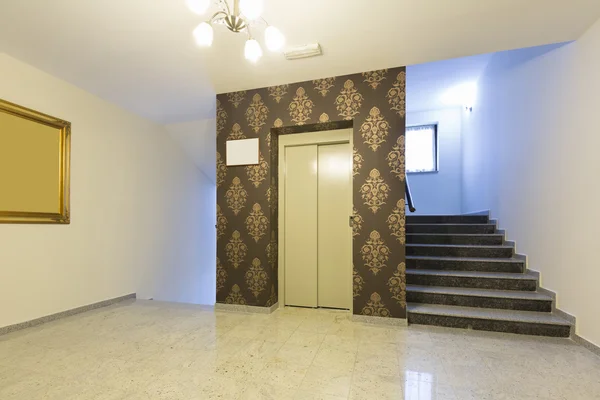 Hotel lobby interior con ascensor y escaleras — Foto de Stock