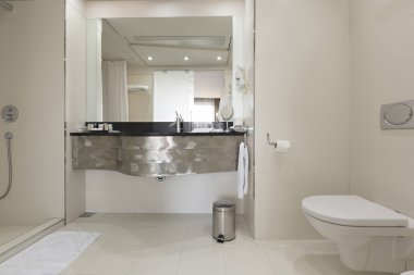 Modern bir tuvaletin içinde.