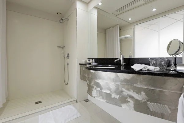 Moderno bagno interno dell'hotel — Foto Stock