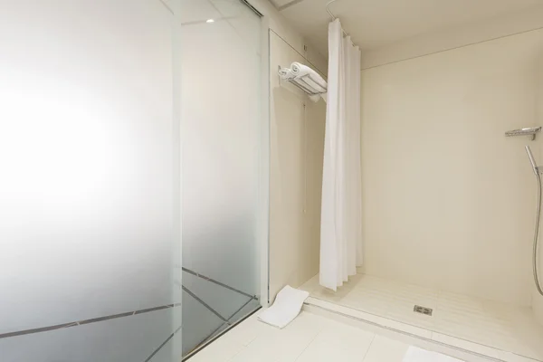 Moderno bagno con doccia interno — Foto Stock