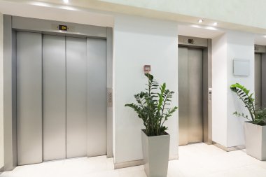 Otel lobisinde asansörler