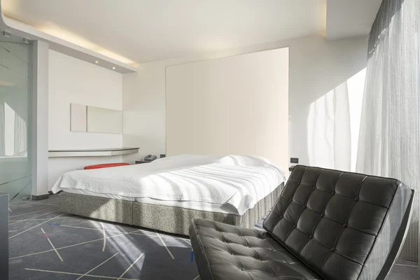 Moderno hotel dormitorio interior por la mañana —  Fotos de Stock