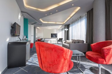 İç güneş ışığı ile modern bir oturma odası