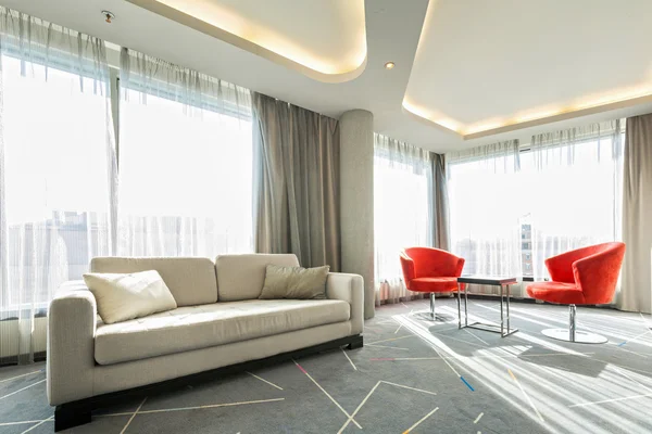 Modern otel salon güneş ışığı ile iç — Stok fotoğraf