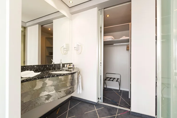 Lavabo moderno nell'appartamento dell'hotel — Foto Stock