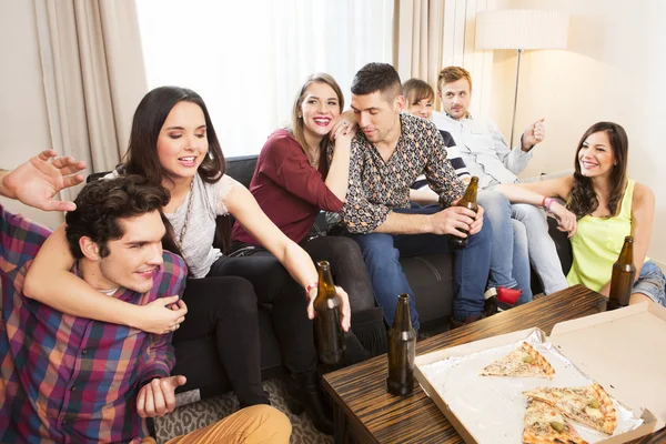 Grupo de amigos pasando el rato en casa — Foto de Stock