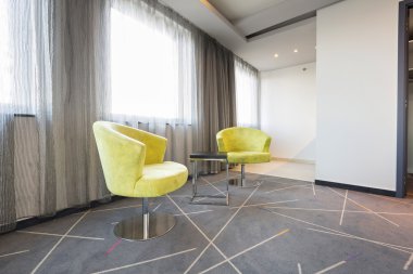 Bir otel odasının içinde.