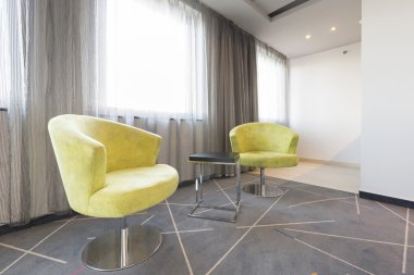 Bir otel odasının içinde.