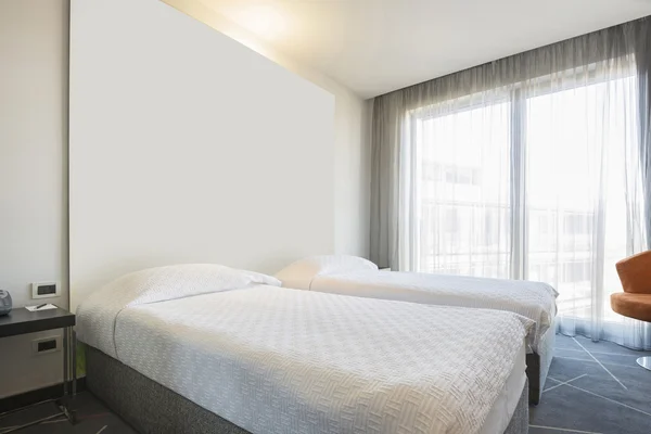 Interiör av en dubbel hotel sovrum på morgonen — Stockfoto