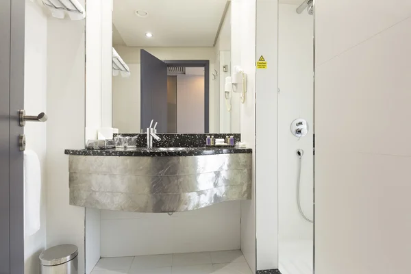 Moderno bagno interno dell'hotel — Foto Stock