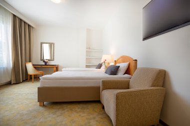 Sabah bir otel odasında iç