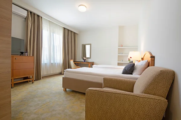 Bir otel odasının içinde.