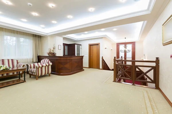 Hotellets interiör - korridor med trappor — Stockfoto