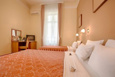 Tek Kişilik ve ikiz yatak otel odasında