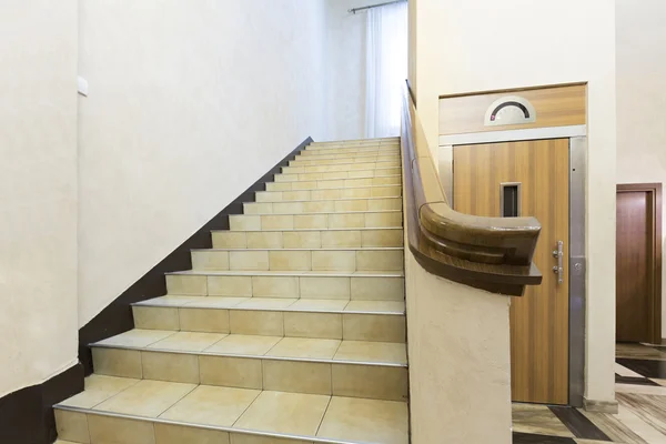 Hotel lobby interior con ascensor y escaleras — Foto de Stock