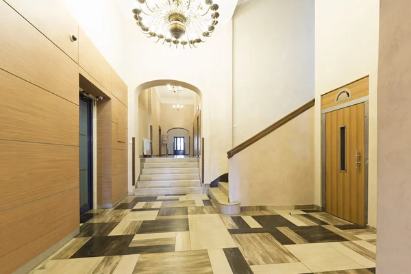Interiér haly hotelu s výtahem a schody — Stock fotografie