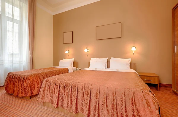 Cama individual y dos camas individuales en habitación de hotel — Foto de Stock