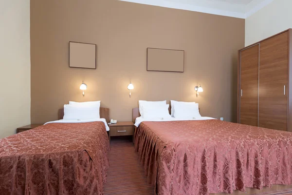 Cama individual y dos camas individuales en habitación de hotel — Foto de Stock