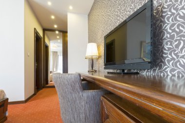 Bir otel dairesinin içinde.