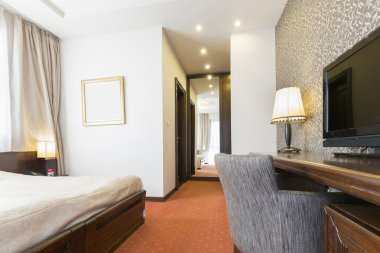 Sabah, güneş ışığı bir otel odasında iç