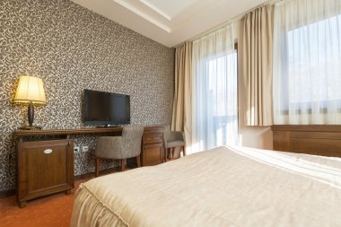 Sabah, güneş ışığı bir otel odasında iç