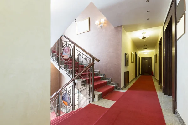 Corredor con escaleras - interior del hotel —  Fotos de Stock