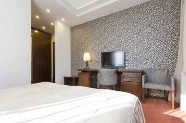 Bir otel odasının içinde.