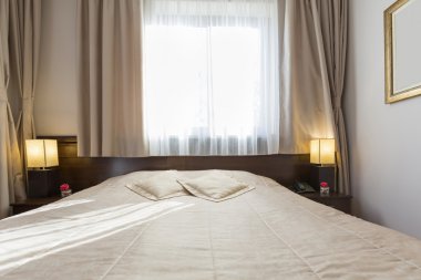Sabah, güneş ışığı bir otel odasında iç