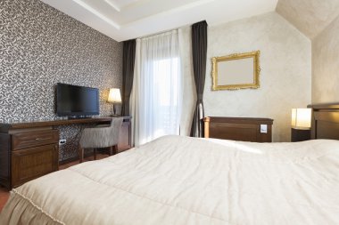 Sabah, güneş ışığı bir otel odasında iç