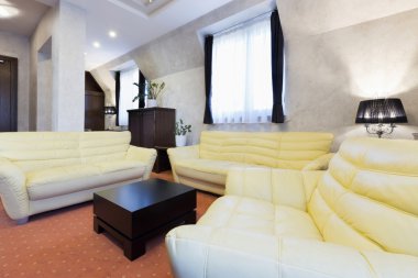 Bir otel dairesinin içinde.