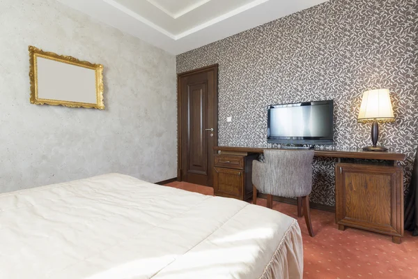 Hotel sovrum rummet upplyst av morgonsolen — Stockfoto