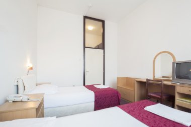 İki yataklı bir otel odası.