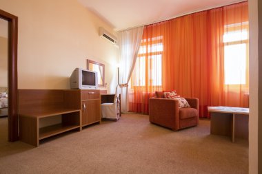 Bir otel odasının içinde.