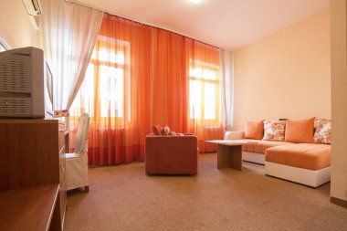 Bir otel odasının içinde.