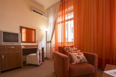 Bir otel odasının içinde.