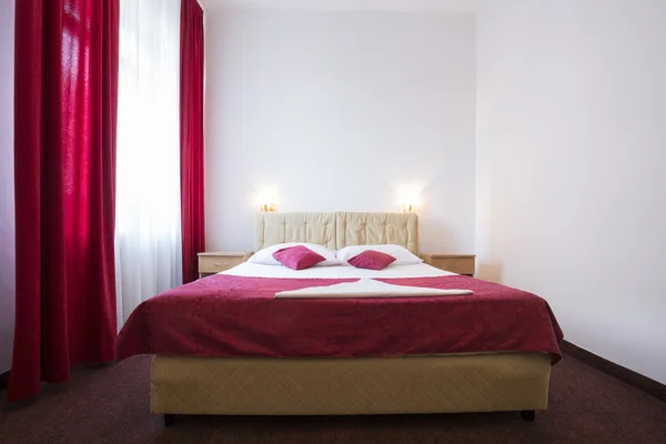 Hotelzimmer Interieur mit zwei Betten — Stockfoto