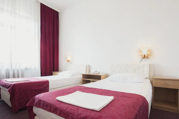 2つのベッドがあるホテルの部屋のインテリア — ストック写真
