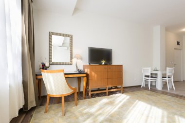 Bir otel dairesinin içinde.