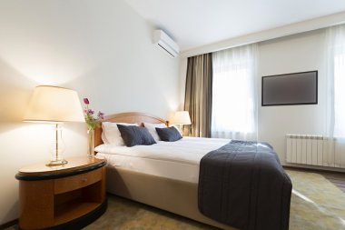 Bir otel odasının içinde.