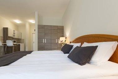 bir adet Çift Kişilik Yatak otel odasında iç