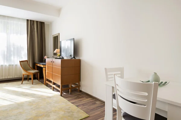 Інтер'єр класичної стилізованої квартири з дерев'яними меблями — стокове фото