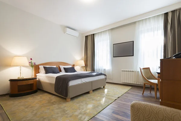 Interieur van een hotelkamer met double bed Stockafbeelding