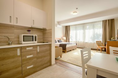 Modern bir apartmanın içinde.