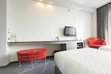 Sabah güneş ışığı çift otel odasında iç