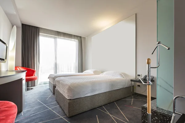 Interiör av en dubbel hotel sovrum i morgon solljus — Stockfoto