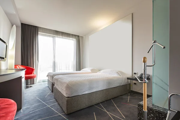 Interieur van een dubbele hotel slaapkamer in de ochtendzon — Stockfoto