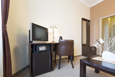 Bir otel dairesinin içinde.