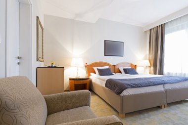 bir adet Çift Kişilik Yatak otel odasında iç