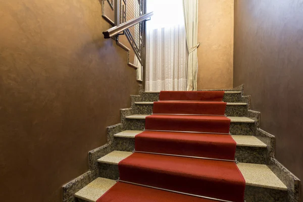 Hotel pasillo con escaleras — Foto de Stock
