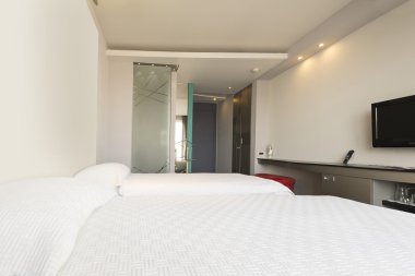 Sabah güneş ışığı altında ikiz otel yatak odası iç